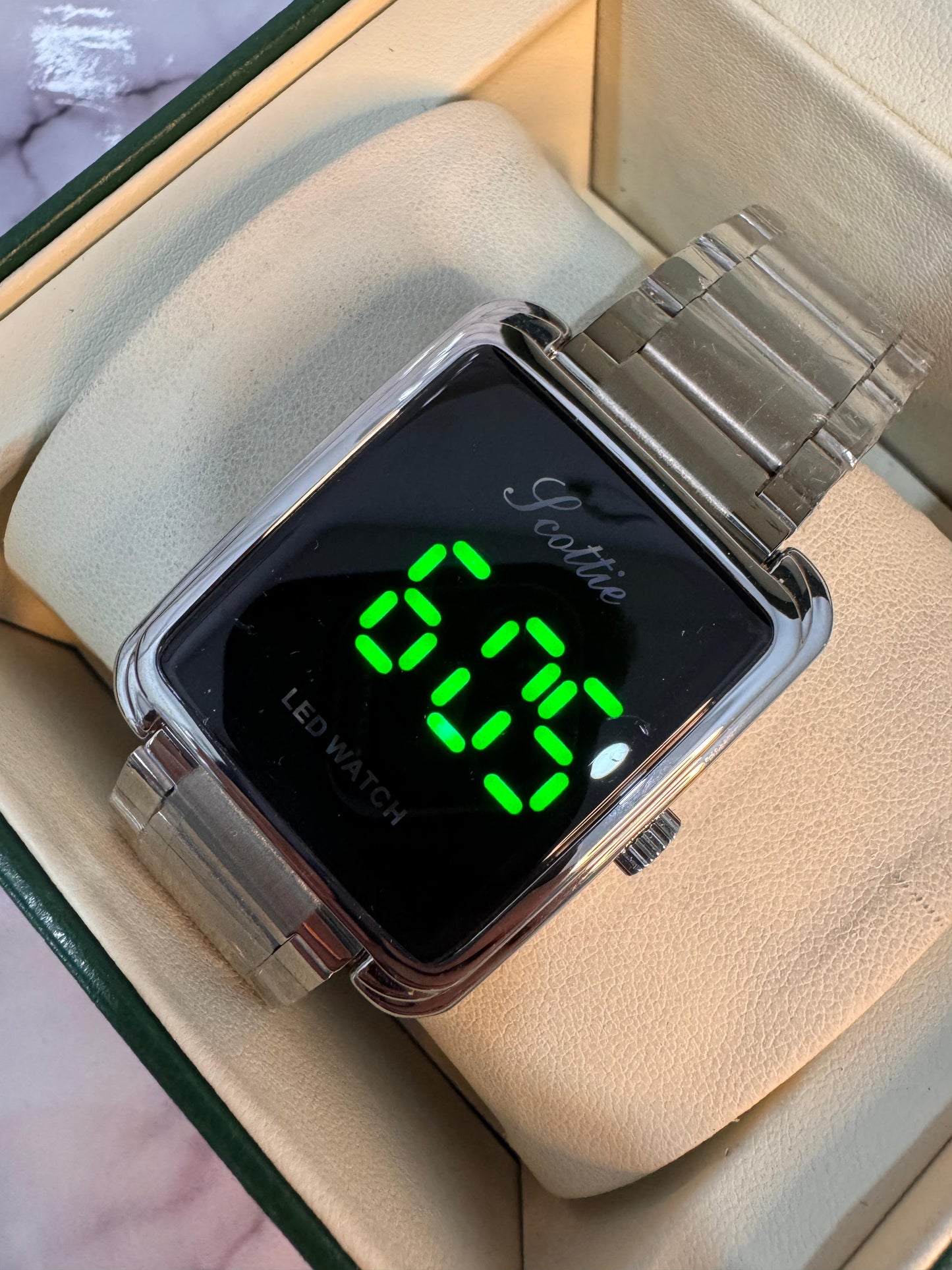 Reloj Scotie
